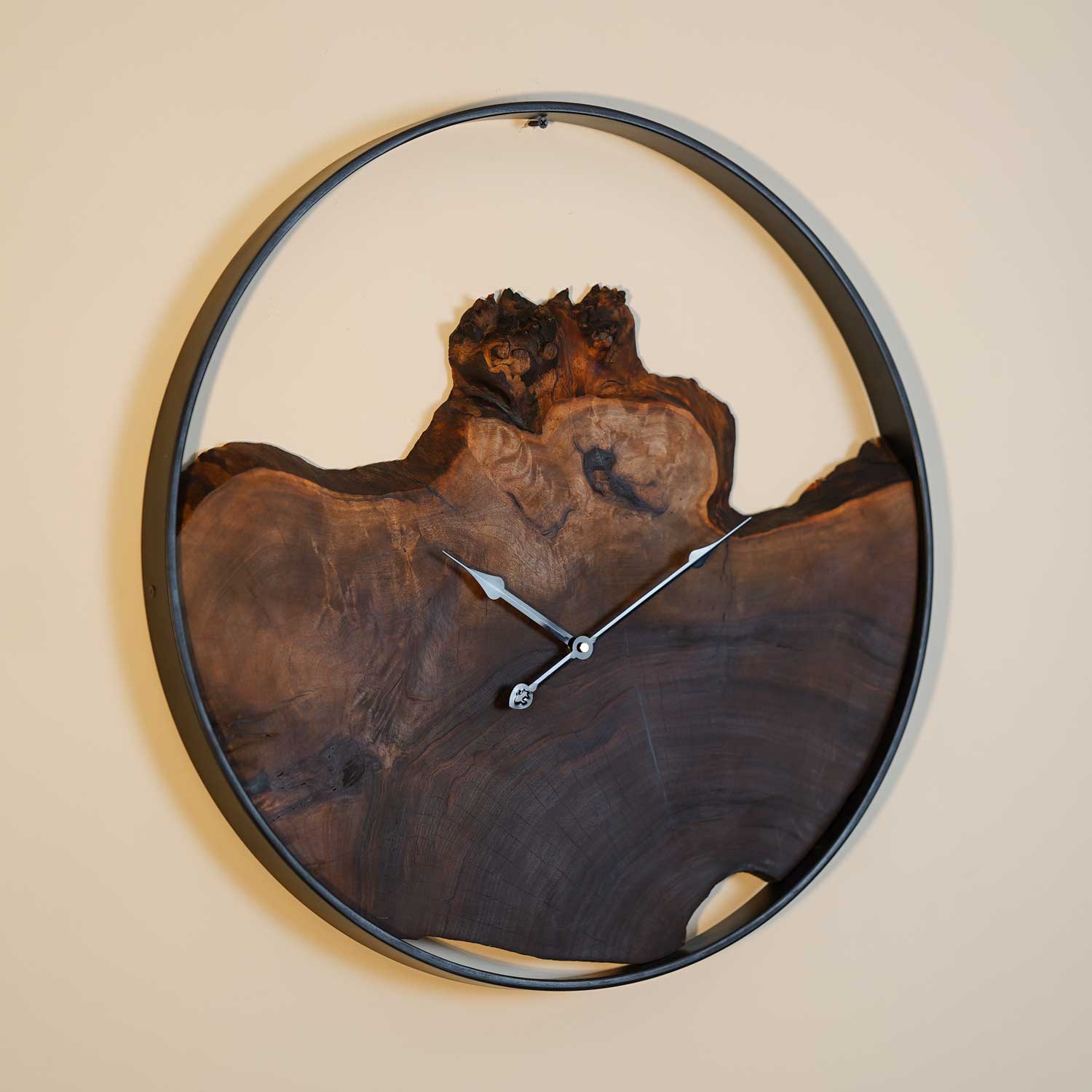 saghat-diwari-choobi-roostic-novin-clock-gerdo-60cm ساعت دیواری چوبی روستیک نوین کلاک – 60 سانتیمتر – ساخته شده از چوب گردو با رزین اپوکسی در درزها و موتور تایوانی آرامگرد